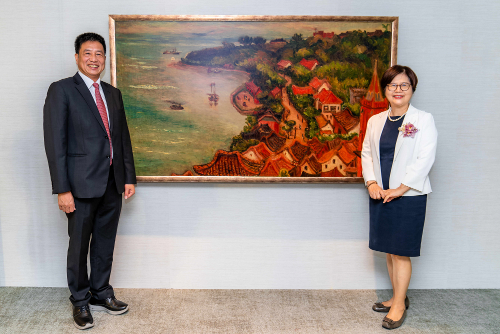 友達光電提供的FindARTs藝術(shù)空間服務(wù)方案，為第一銀行富貴豐盈旗艦中心打造數(shù)位藝術(shù)迎賓空間（圖左為第一銀行董事長邱月琴、圖右為友達光電董事長彭雙浪）