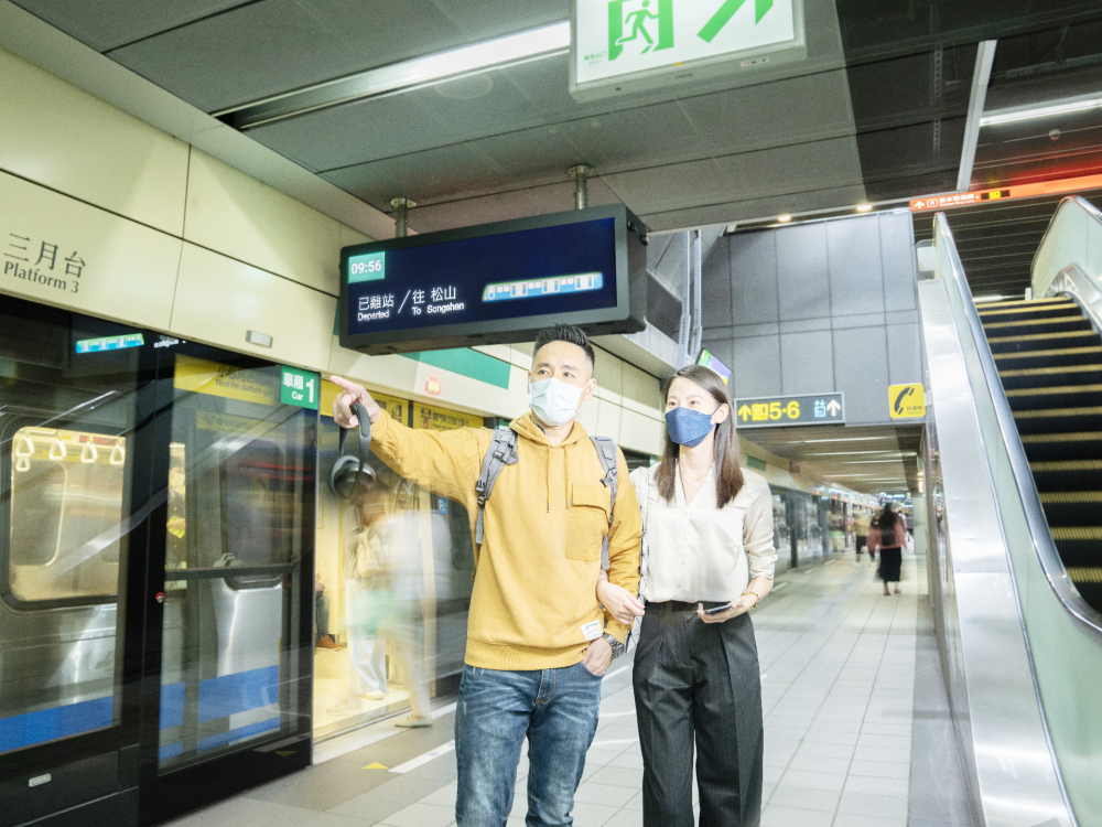 友達(dá)旗下達(dá)擎之客製化TARTAN顯示器  ，於臺北捷運(yùn)中山站亮相。以獨(dú)特長條型比例與高畫質(zhì)特色 ，為臺北捷運(yùn)站帶來嶄新的都會車站風(fēng)貌