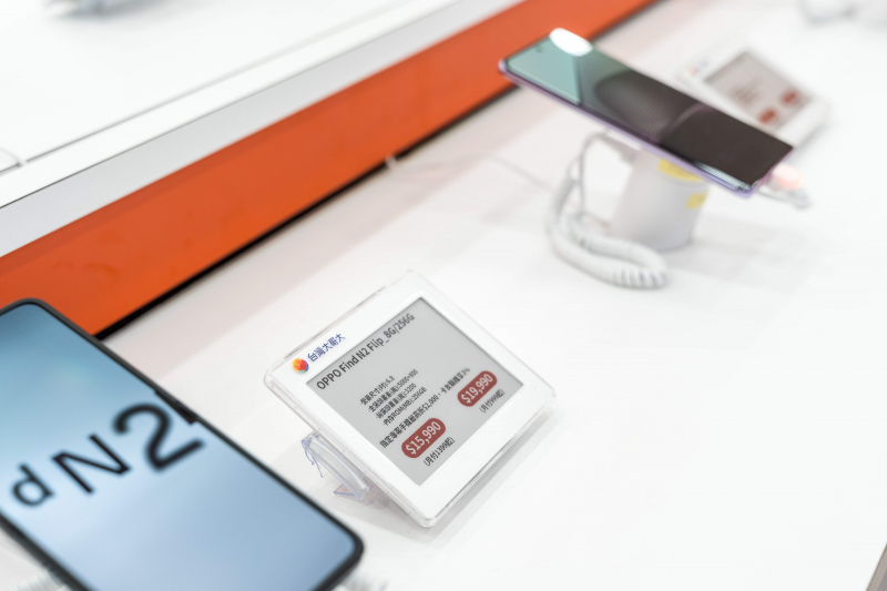 臺灣大哥大導(dǎo)入創(chuàng)利空間ELSA電子價格牌系統(tǒng)，減少紙本印製與裁切，亦能即時調(diào)整產(chǎn)品價格及庫存標(biāo)示