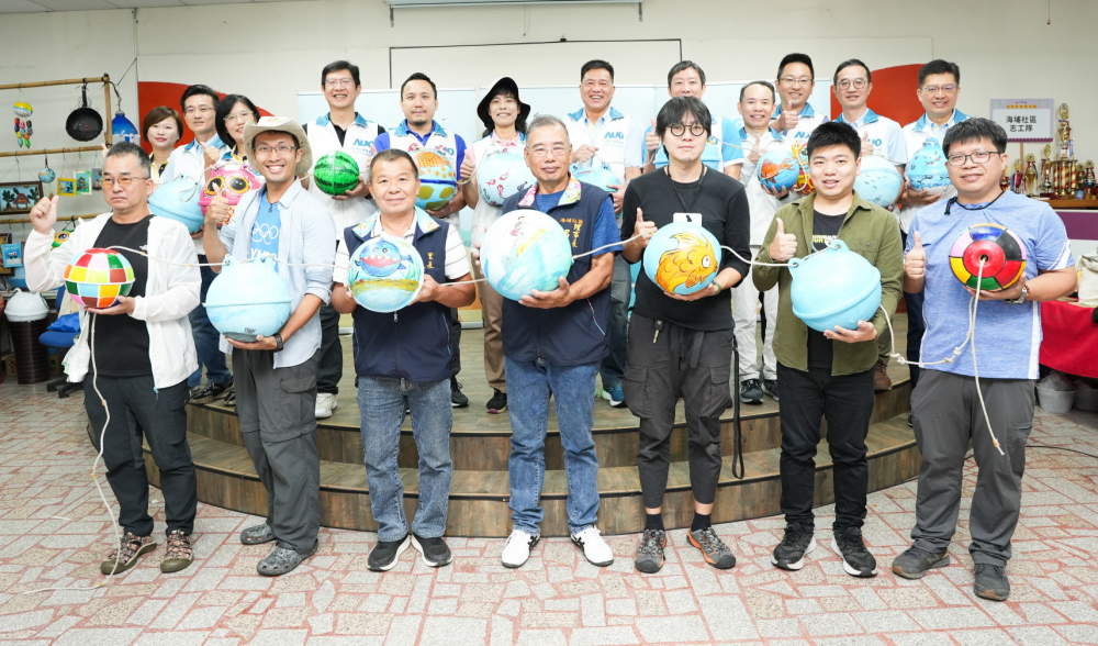 友達光電暨友達永續(xù)基金會董事長彭雙浪與農(nóng)業(yè)部林業(yè)及自然保育署新竹分署夏分署長、供應(yīng)商夥伴、在地鄰里協(xié)會、社企團體，以循環(huán)再生的海廢浮球倡議從源頭減廢，為地球移除塑膠垃圾，共同「手」護臺灣美麗海岸