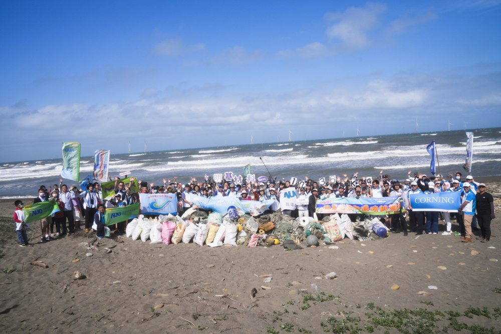 友達永續(xù)基金會召集企業(yè)志工、產(chǎn)官學(xué)和供應(yīng)商夥伴，在苗栗後龍外埔魚港1340保安林海岸淨(jìng)攤，齊心協(xié)力清除1.2公噸海洋廢棄物，以行動實踐對環(huán)境友善的承諾