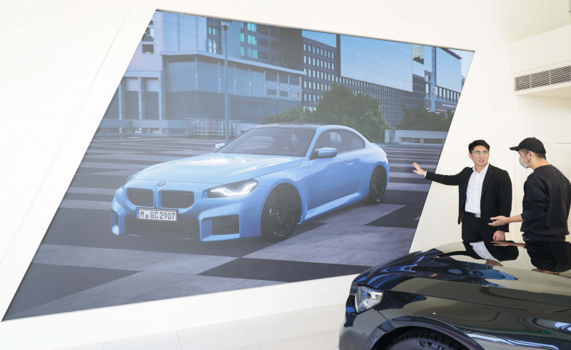 友達(dá)首度進(jìn)軍CES 2024大秀智慧座艙及創(chuàng)利空間Space4M攜手臺北汎德落地智慧零售LED沉浸式即時互動展示中心解決方案，透過數(shù)位翻新將智慧顯示互動導(dǎo)入多元場域，為汽車業(yè)顧客深化賞車情境體驗