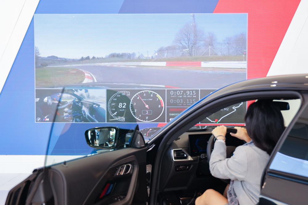 顧客按下虛擬Engine Start按鈕，啟動預(yù)選車款的引擎聲浪，螢?zāi)煌瑫r呈現(xiàn)德國紐柏林賽道的試駕畫面，坐進(jìn)車內(nèi)一秒化身駕駛員馳騁奔騰