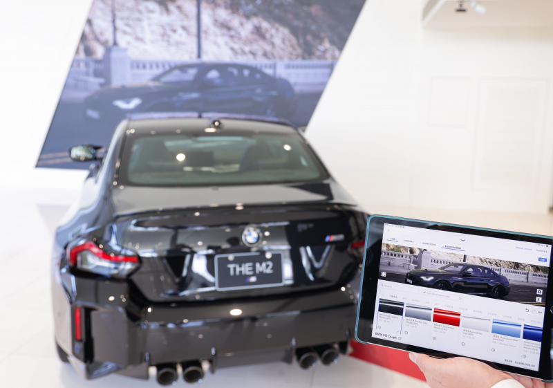 賞車介面即時投放到LED牆上，顧客可即時更換車輛內(nèi)裝、零件選配與車款配色，提供近乎與實車等比例的沉浸式無死角虛擬賞車體驗