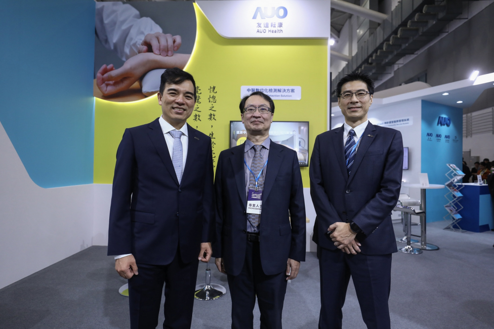 首次於醫(yī)療科技展亮相的友達耘康，捐贈數(shù)位化檢測設(shè)備與研究經(jīng)費，協(xié)助衛(wèi)福部國家中醫(yī)藥研究所打造中醫(yī)大數(shù)據(jù)資料庫。圖由左至右為友達光電執(zhí)行長暨總經(jīng)理柯富仁、衛(wèi)福部國家中醫(yī)藥研究所所長蘇奕彰、友達光電智慧醫(yī)療事業(yè)群總經(jīng)理廖世宏