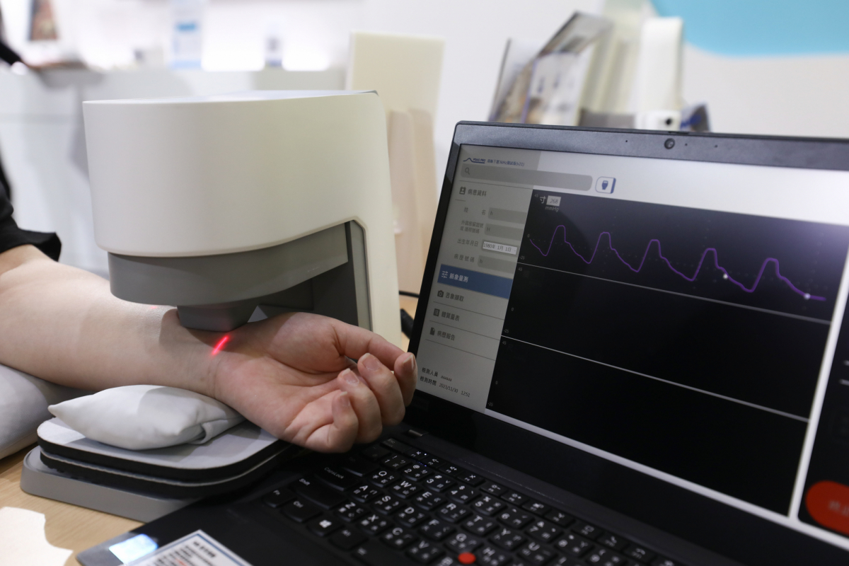 友達(dá)耘康脈象檢測系統(tǒng)透過電腦精準(zhǔn)控制升降系統(tǒng)，還原中醫(yī)師三指把脈過程的舉、按、尋手法，將脈象感受轉(zhuǎn)化成數(shù)據(jù)，實現(xiàn)智慧醫(yī)療及準(zhǔn)確性