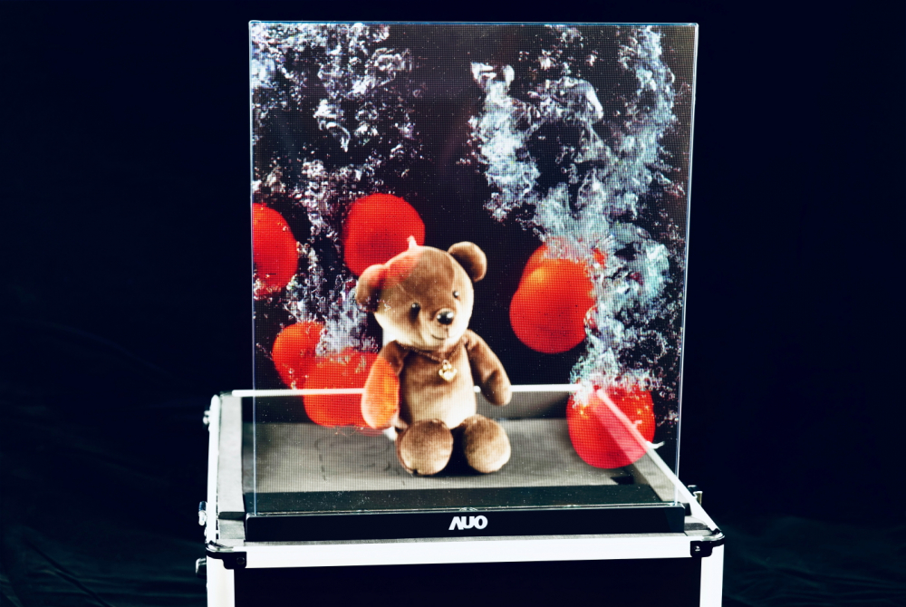 友達(dá)以次世代Micro LED顯示技術(shù)打造之透明顯示器，具備高穿透、低繞射、高亮度、可拼接之特性，可廣泛應(yīng)用於智慧移動(dòng)、零售、育樂和醫(yī)療等多元場(chǎng)域