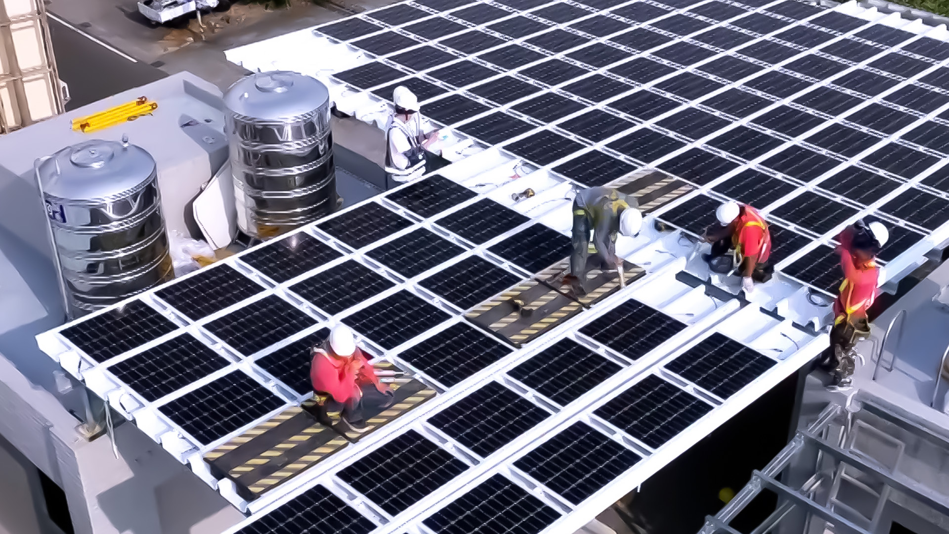 申博太陽城著力于替代能源之技術(shù)研發(fā)  ，如光電浪板的相關(guān)制程 、設(shè)備與產(chǎn)品 ，其中所開發(fā)之光電整合型浪板，減少傳統(tǒng)金屬支架安裝 ，更提升耐候度，可廣泛運(yùn)用于多元場域 ，并輔助建筑達(dá)到凈零碳排目標(biāo)