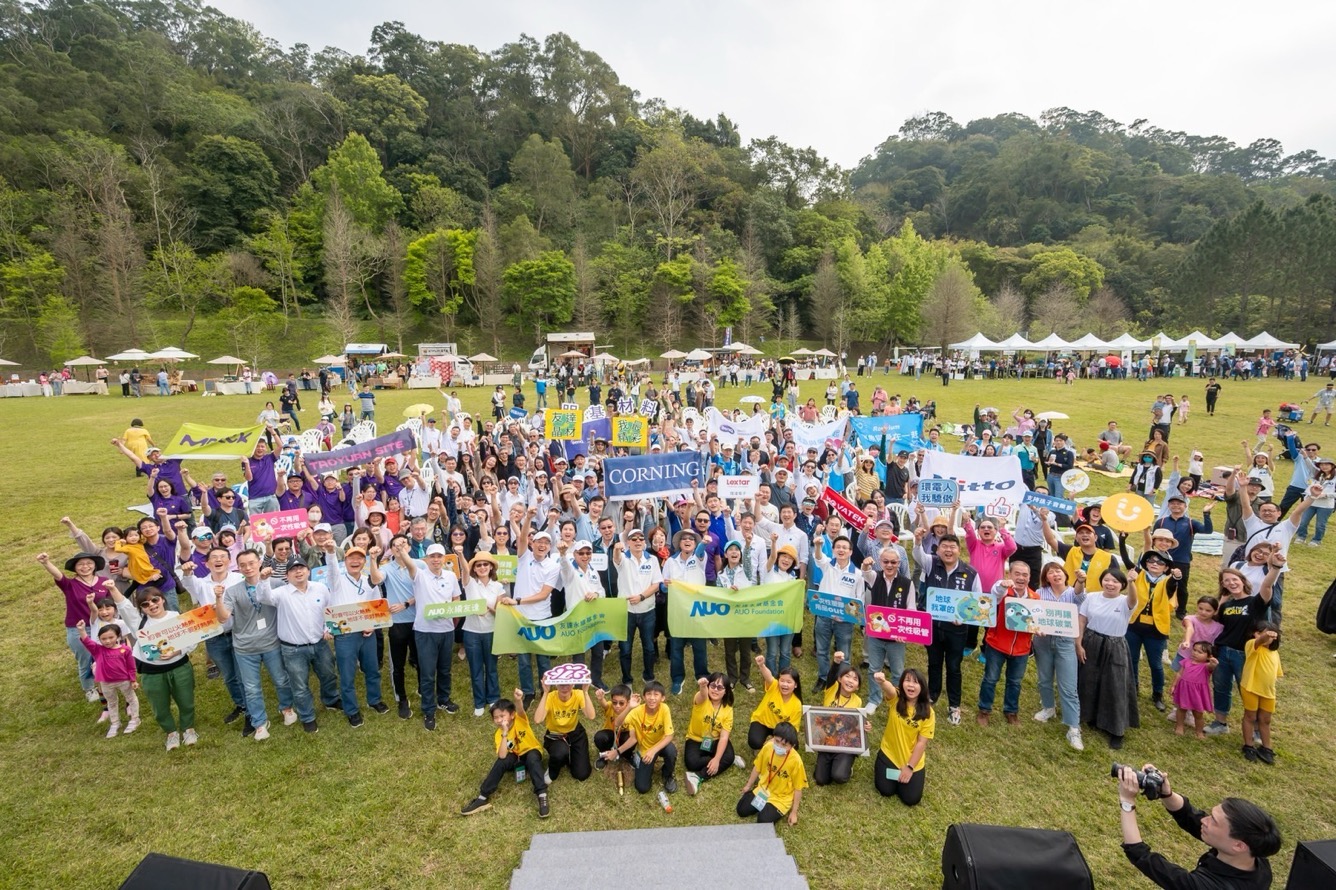 友達(dá)永續(xù)基金會(huì)透過永續(xù)市集體驗(yàn)、環(huán)境教育提倡，集結(jié)員工、供應(yīng)商、在地鄰里、社福機(jī)構(gòu)等超過1500人共同實(shí)踐永續(xù)生活