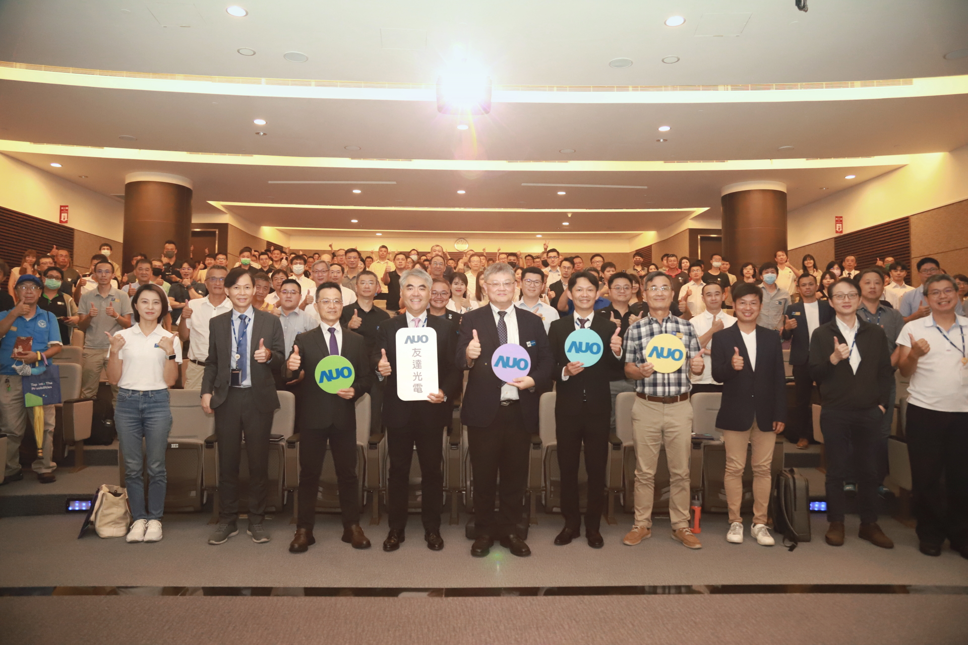 友達(dá)光電邀請(qǐng)領(lǐng)域?qū)＜夜惭性偕茉窗l(fā)展、電力需求及建築物減碳等議題進(jìn)行交流，盼共擘綠色永續(xù)生態(tài)圈的嶄新契機(jī)。