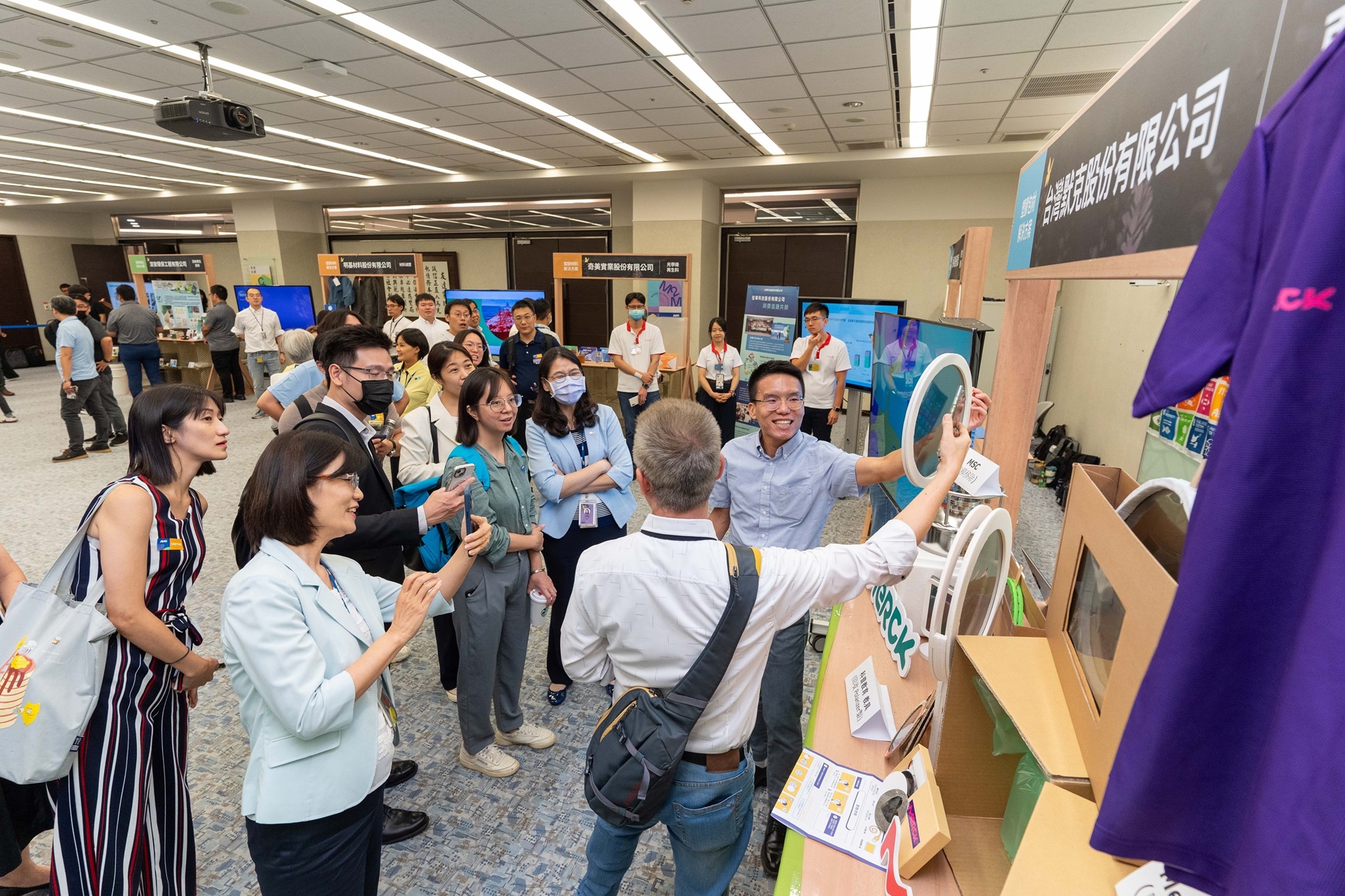 申博太陽城連手產業(yè)伙伴策劃首屆生態(tài)圈聯(lián)展，展示如何將廢塑料循環(huán)再利用 ，創(chuàng)新解決方案包括：塑料包材再生與循環(huán)使用 、再生塑料研發(fā)及應用 、廢塑料回收再生技術、減塑生活提案等