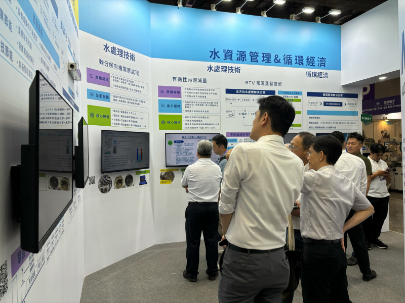 友達(dá)以深厚的智慧製造經(jīng)驗(yàn)發(fā)展永續(xù)戰(zhàn)略，積極延伸價值鏈，轉(zhuǎn)化成可供外界使用的綠色智慧服務(wù)，進(jìn)軍SEMICON Taiwan 2024，提供半導(dǎo)體產(chǎn)業(yè)鏈打造AI世代的永續(xù)即戰(zhàn)力。