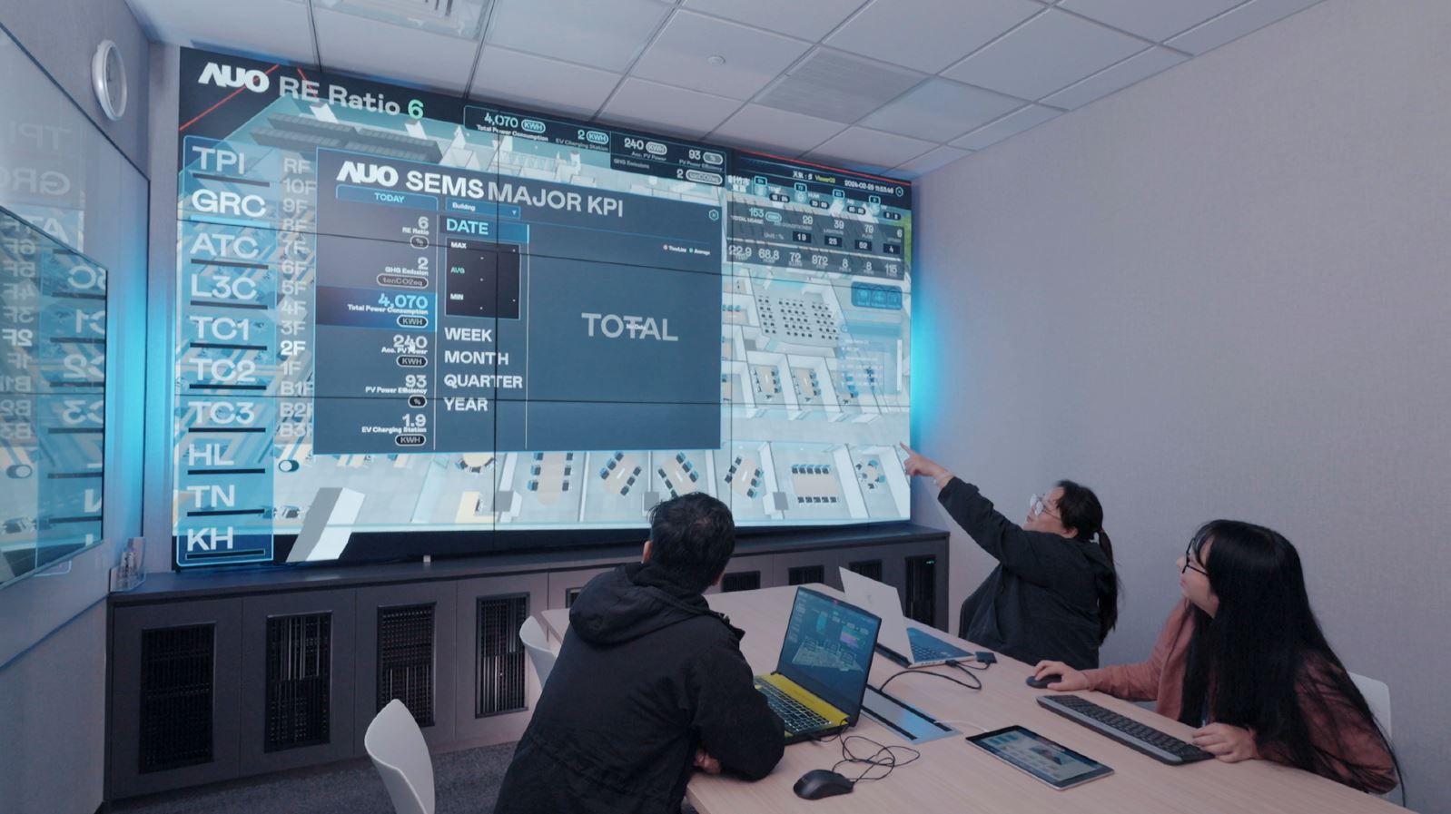 友達(dá)宇沛提供的「淨(jìng)零智慧建築解決方案」，可即時跨區(qū)域、跨場域?qū)⑺性O(shè)備運(yùn)轉(zhuǎn)、環(huán)境監(jiān)控指標(biāo)等相關(guān)資訊彙整呈現(xiàn)，讓企業(yè)精準(zhǔn)掌握碳管理，實(shí)現(xiàn)淨(jìng)零碳排的目標(biāo)。