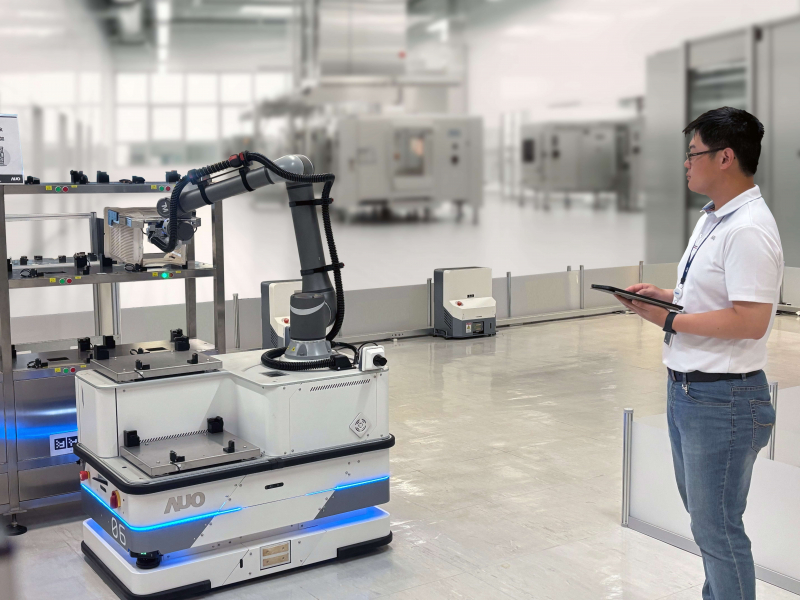 友達(dá)數(shù)位接軌AI落地應(yīng)用優(yōu)化製造流程，自主研發(fā)「智動化解決搬運(yùn)系統(tǒng)」，透過全向式自主移動機(jī)器人（AMR），攜手客戶降低生產(chǎn)維護(hù)成本並提高產(chǎn)線生產(chǎn)效率。