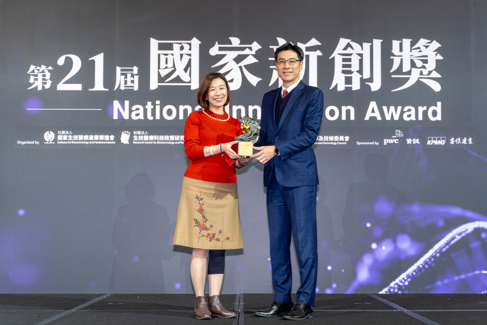 友達(dá)旗下子公司友達(dá)耘康與達(dá)擎分別以「中醫(yī)數(shù)位化檢測(cè)解決方案」及「寬視角3D醫(yī)療顯示器」獲得第二十一屆國家新創(chuàng)獎(jiǎng)「智慧醫(yī)療與健康科技」類別的「企業(yè)新創(chuàng)獎(jiǎng)」與「國家新創(chuàng)精進(jìn)獎(jiǎng)」兩項(xiàng)殊榮。圖左為衛(wèi)生福利部政務(wù)次長(zhǎng)林靜儀、圖右為友達(dá)光電智慧醫(yī)療事業(yè)群總經(jīng)理廖世宏