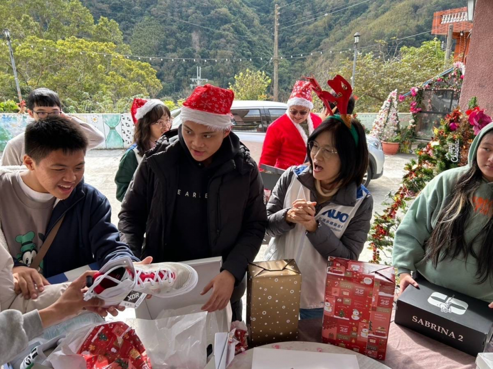 「圓夢計畫」由偏鄉(xiāng)兒少許下心願 ，友達(dá)員工認(rèn)捐禮物   ，高階主管親帶隊將禮物一一送往偏鄉(xiāng)，為兒少圓夢